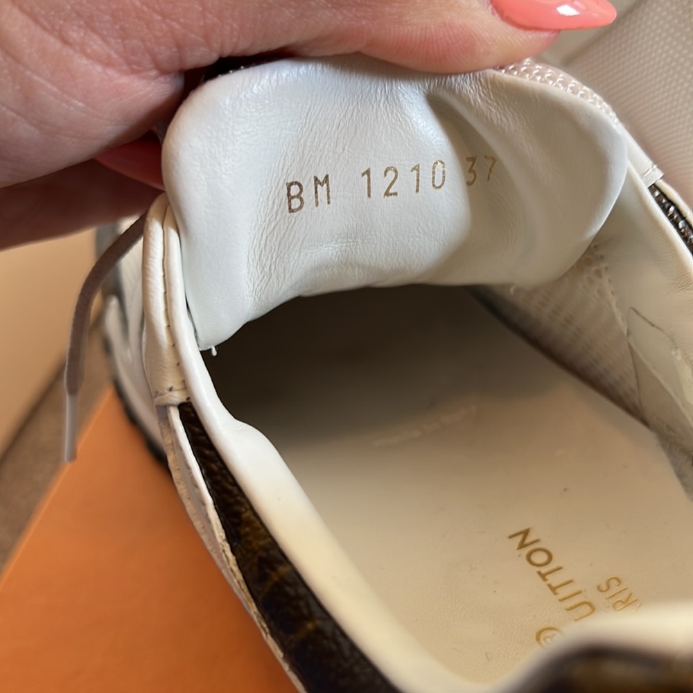 Woman’s Louie Vuitton sneakers in great condition - Picture 6 of 7